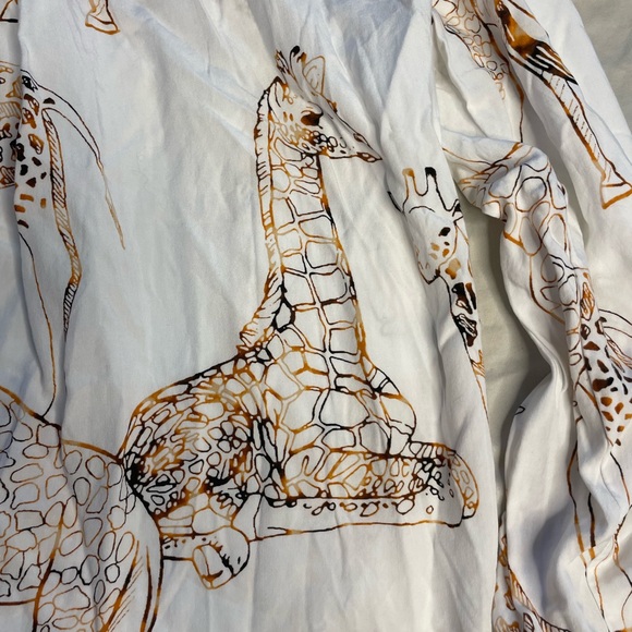 Jane + Delancey White Giraffe Print Button-Up Shirt Size Medium - Picture 7 of 7